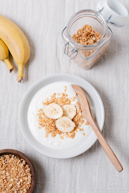 Foto gratuita vista superior saludable desayuno tazón con frutas