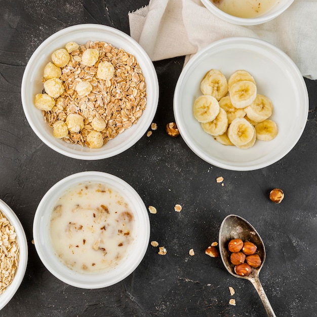 Foto gratuita vista superior saludable desayuno tazones con fruta