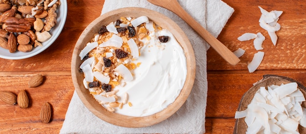 Foto gratuita vista superior saludable tazón de desayuno con avena en la mesa