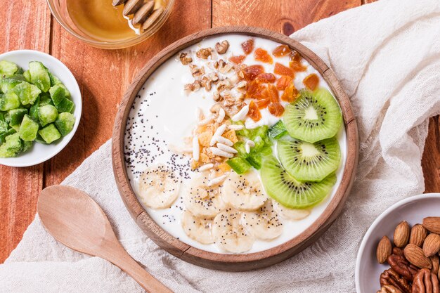 Vista superior saludable tazón de desayuno con frutas y avena