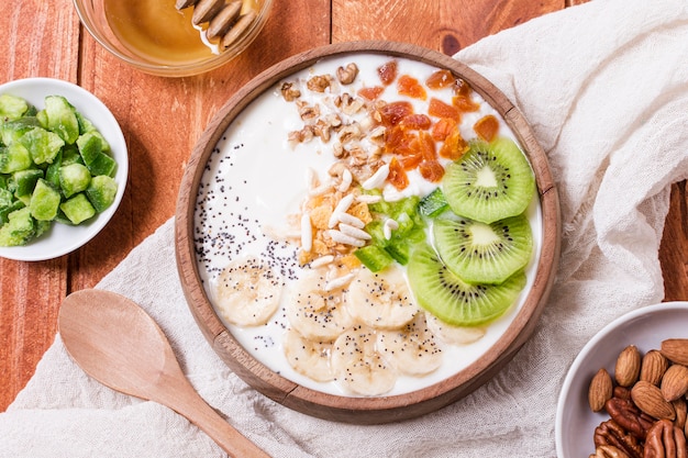 Vista superior saludable tazón de desayuno con frutas y avena