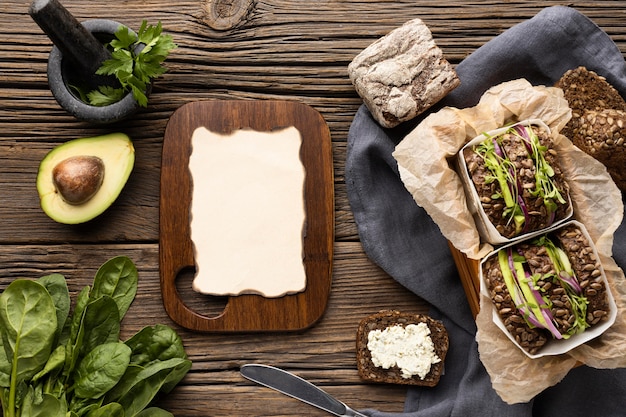 Foto gratuita vista superior de sándwiches de ensalada con ensalada y aguacate