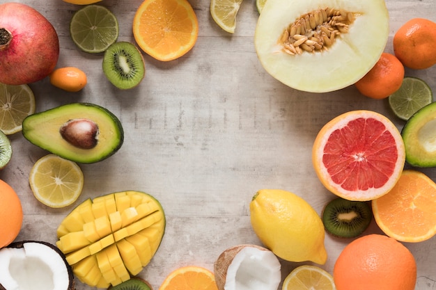 Foto gratuita vista superior selección de frutas frescas en la mesa