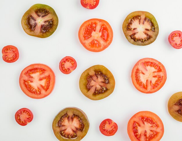 Vista superior selección de tomates orgánicos en la mesa