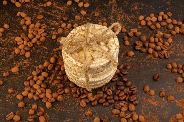 Una vista superior de semillas de café marrón con galletas redondas