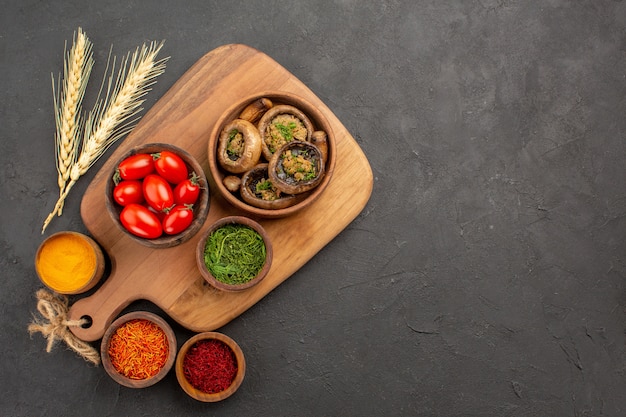 Vista superior de setas cocidas con condimentos en la mesa gris seta de alimentos maduros