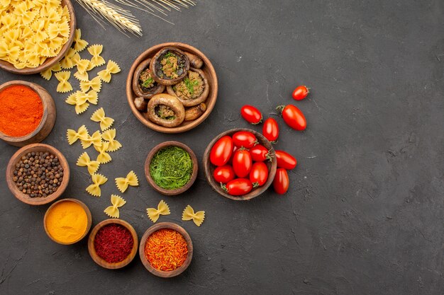 Vista superior de setas cocidas con condimentos en la mesa oscura pasta muchos pimientos picantes