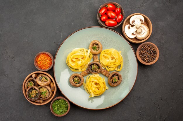 Vista superior de setas cocidas con pasta de masa en la comida de la cena de color de comida de mesa oscura