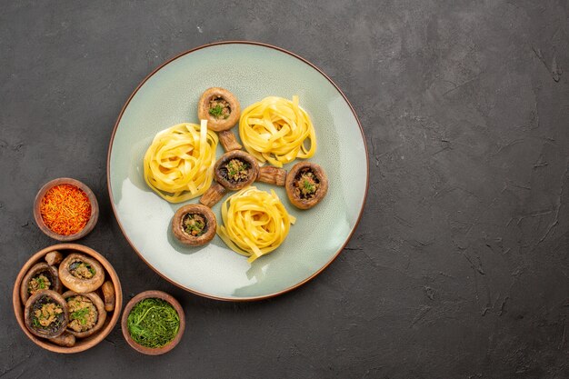 Foto gratuita vista superior de setas cocidas con pasta de masa en la mesa gris oscuro freír comida cena comida