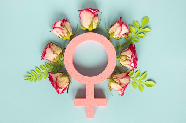Vista superior del símbolo femenino rodeado de flores para el día de la mujer