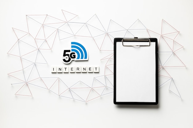 Foto gratuita vista superior del símbolo de wi-fi 5g y el portapapeles