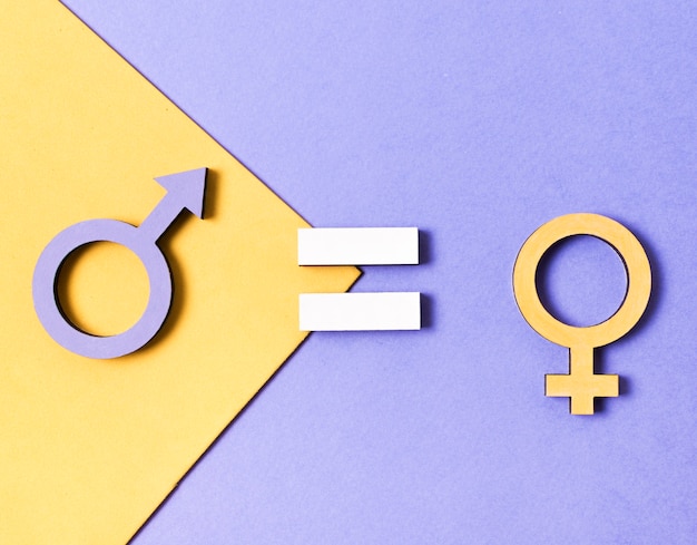 Vista superior de símbolos de género femenino y masculino