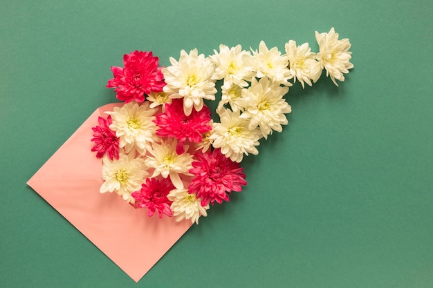 Foto gratuita vista superior del sobre con flores para el día de la mujer.