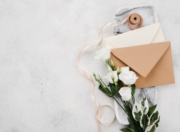 Vista superior de sobres de invitación de boda con flores