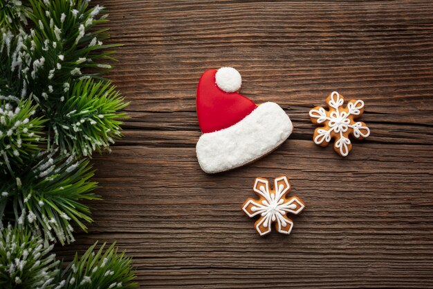 Vista superior del sombrero de Navidad en una mesa de madera