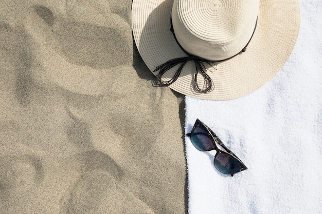 Vista superior del sombrero en la toalla de playa
