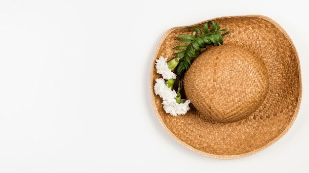 Foto gratuita vista superior sombrero de verano con flores