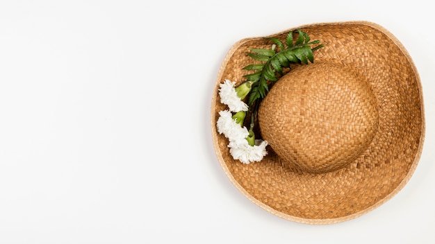 Vista superior sombrero de verano con flores