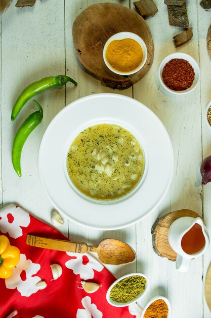 Vista superior de la sopa de albóndigas dushbara en un plato blanco