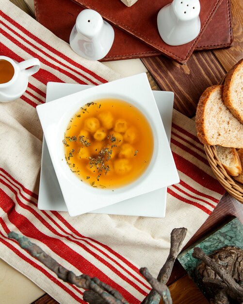 Vista superior de la sopa de bola de masa de dushbara adornada con menta seca