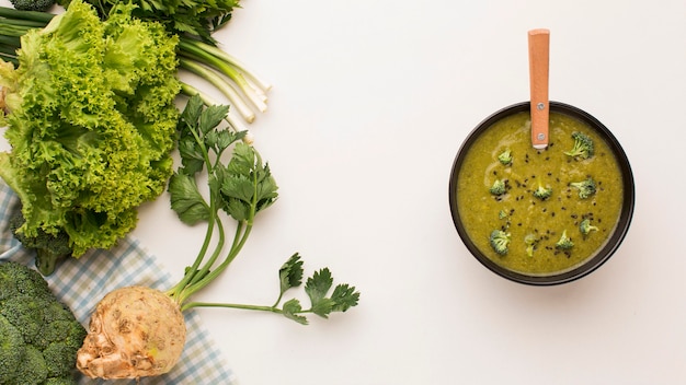 Foto gratuita vista superior de la sopa de brócoli de invierno con apio en un tazón