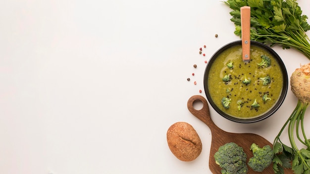 Foto gratuita vista superior de la sopa de brócoli de invierno con espacio de copia y apio