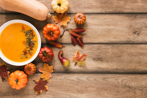 Vista superior de sopa de calabaza con espacio de copia