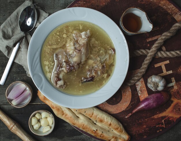 Vista superior sopa de caldo de huesos, khash servido con ajo y vinagre