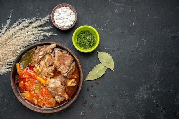 Vista superior sopa de carne con menta seca en color oscuro carne salsa gris comida comida caliente foto de papa plato de cena