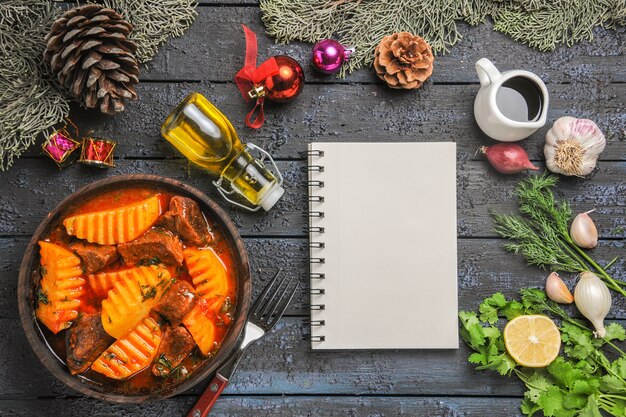 Vista superior sopa de carne con verduras y patatas en el escritorio oscuro