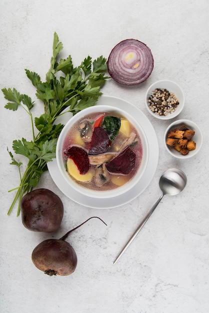 Foto gratuita vista superior de sopa casera de cebolla y verduras