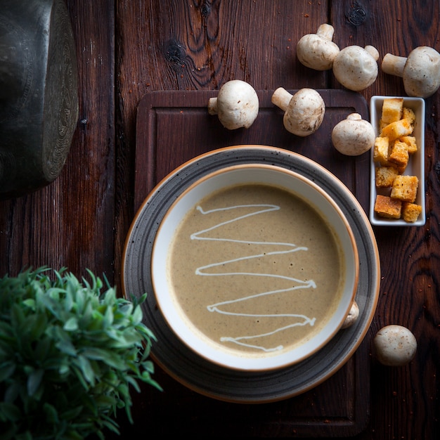 Vista superior sopa de champiñones con galletas