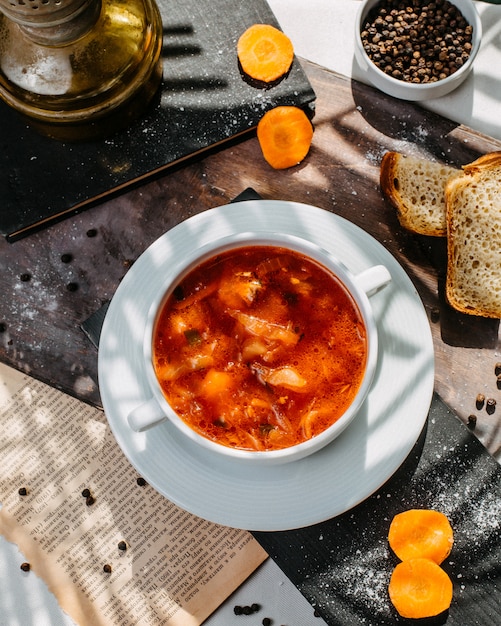 Foto gratuita vista superior de la sopa de col rusa tradicional con carne en un tazón blanco