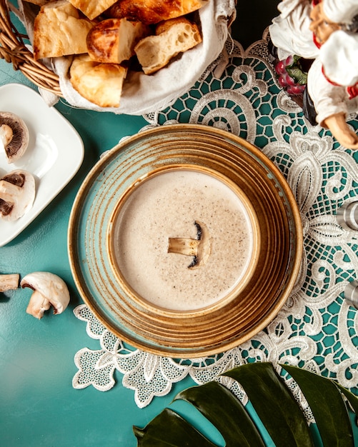 Vista superior de sopa de crema de champiñones en un tazón