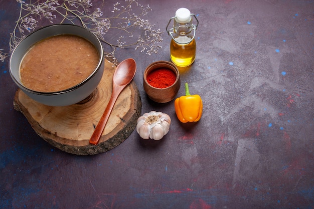 Vista superior de la sopa de frijoles marrones con aceite de oliva y ajo en la superficie oscura sopa de comida vegetal comida frijol de cocina
