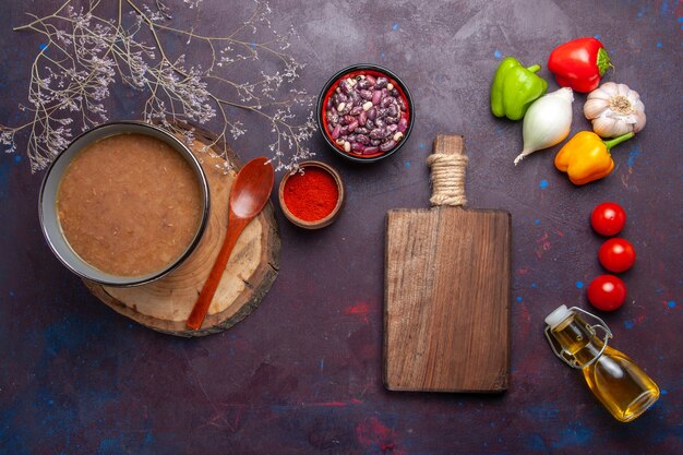 Vista superior sopa de frijoles marrones con verduras en una superficie oscura sopa de verduras comida comida frijol de cocina