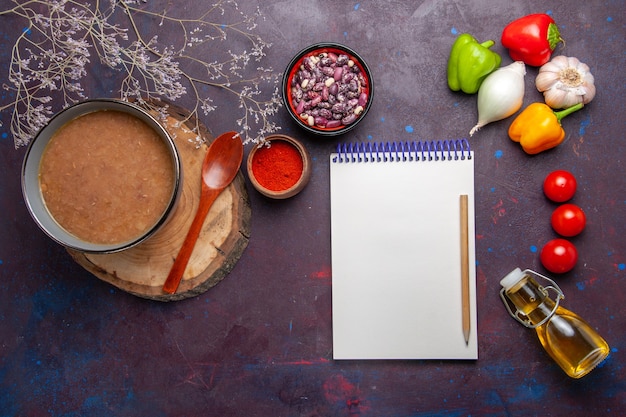 Foto gratuita vista superior sopa de frijoles marrones con verduras en una superficie oscura sopa de verduras comida comida frijol de cocina