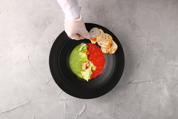 Vista superior de sopa de gazpacho. tomates y pepino. sopa verde. con ensalada y camarones.