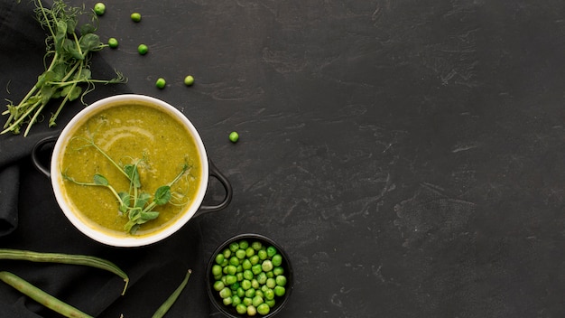 Foto gratuita vista superior de la sopa de guisantes de invierno con espacio de copia