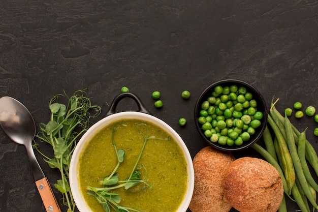 Foto gratuita vista superior de la sopa de guisantes de invierno con pan y espacio de copia