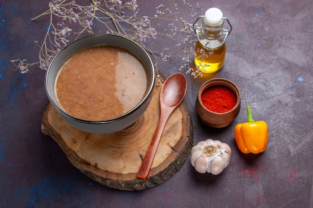 Vista superior de la sopa marrón con aceite y ajo en la superficie oscura sopa de comida vegetal comida frijol de cocina