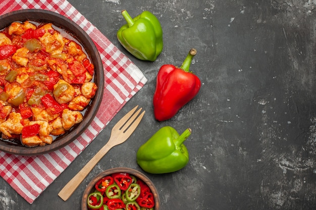 Foto gratuita vista superior de sopa de pollo con ingredientes