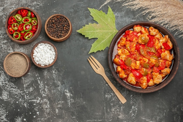 Foto gratuita vista superior de sopa de pollo con ingredientes