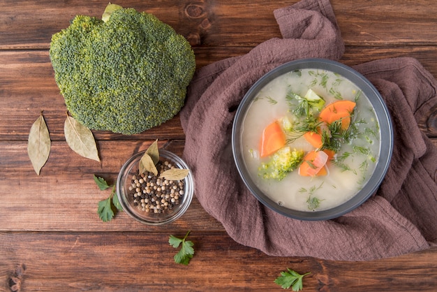 Vista superior sopa en tazón y brócoli