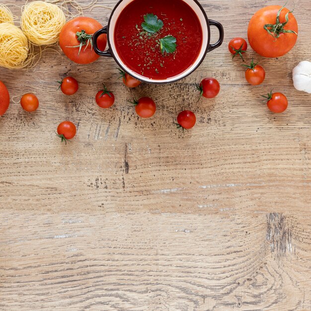Vista superior sopa de tomate casera y pasta