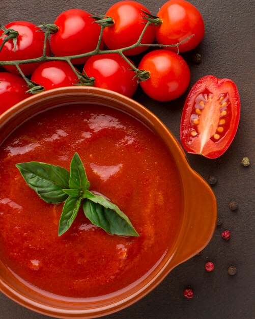 Vista superior de la sopa de tomate de invierno en un tazón