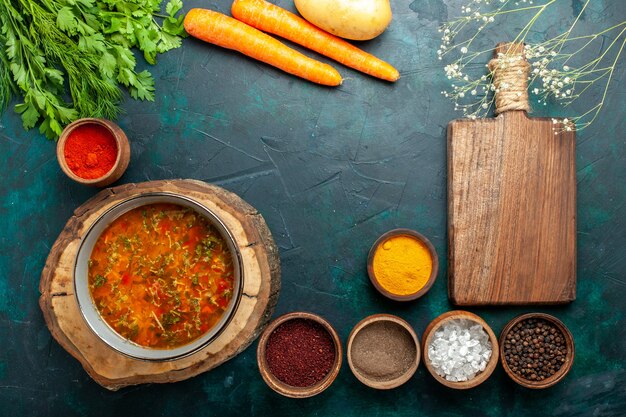 Vista superior de la sopa de verduras con condimentos en el escritorio de color verde oscuro ingrediente sopa comida comida vegetal