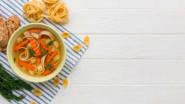 Vista superior de sopa de verduras de invierno con espacio de copia y tagliatelle