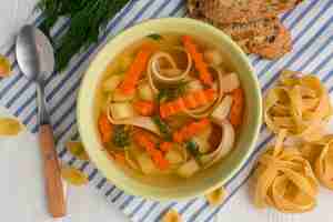 Foto gratuita vista superior de la sopa de verduras de invierno en un tazón con tagliatelle y tostadas