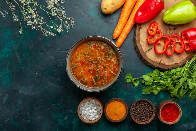 Vista superior de la sopa de verduras con verduras y condimentos en una superficie verde oscuro ingrediente sopa comida comida vegetal